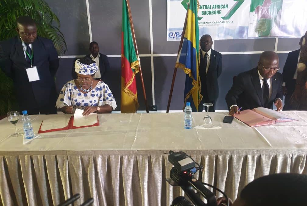 Signature le 28 novembre 2019 à l’hôtel résidence Nomad de Libreville du MoU entre le Cameroun et le Gabon sur l’interconnexion des réseaux de communications électroniques.