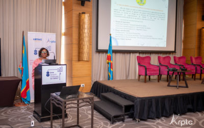 Christian KATENDE, président de l’ARPTC, remercie la secrétaire permanente Bernice OTYE EDANDE pour la réussite de la 8e session de l’ARTAC à Kinshasa