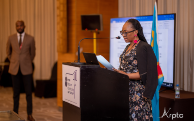 Les participants à la 8e session ordinaire de l’ARTAC remercient le président de l’ARPTC Christian KATENDE (La motion de remerciement)
