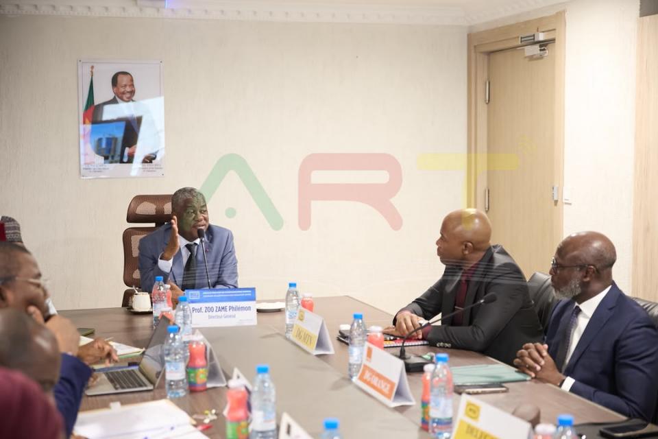 qos,-securite-des-reseaux-et-couverture-:-le-dg-de-l&rsquo;art-en-concertation-avec-les-directeurs-generaux-de-mtn-cameroon-et-orange-cameroun.-le-directeur-general-de-l&rsquo;agence-de-regulation-des-telecommunications-(art),-le-professeur-philemon-zoo-zame,-a-presi